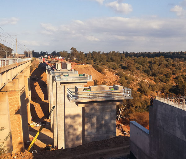 Viaduto sobre o Rio Nififik em Marrocos